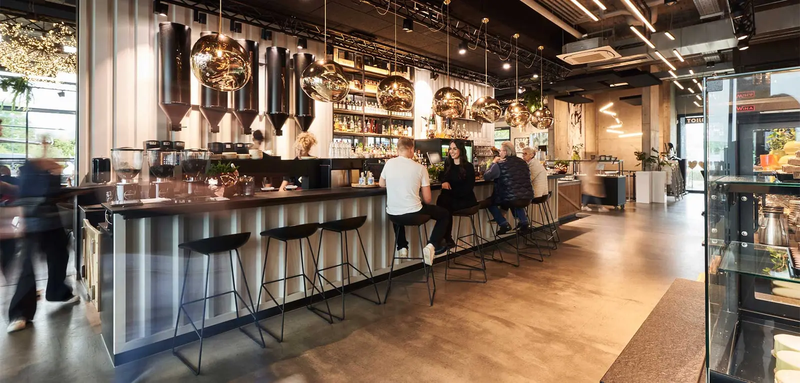 Bar mit Kupferleuchten in der bäck stage