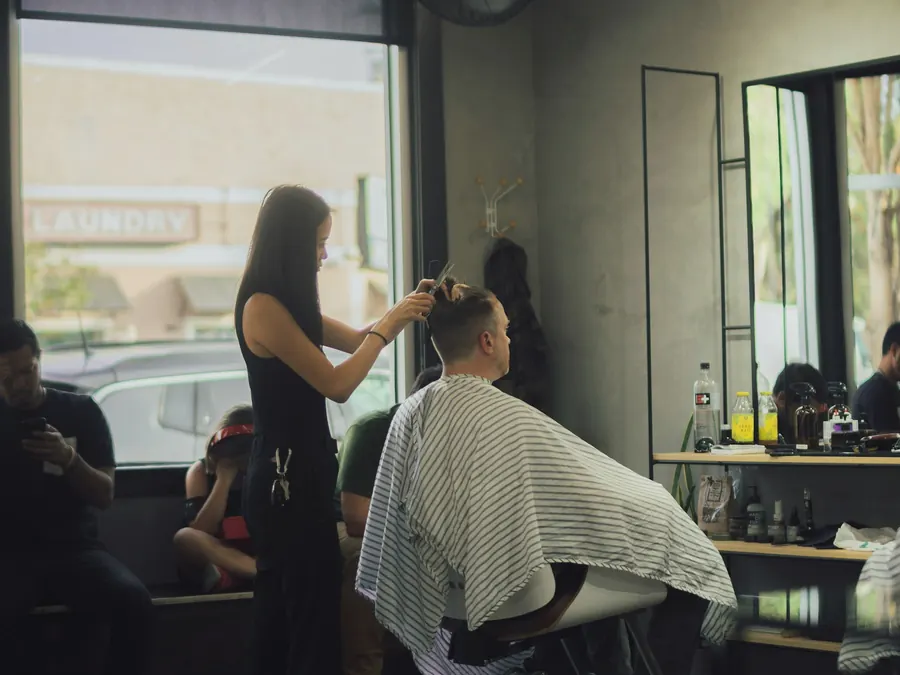 Haarschnitt für Frauen im Salon