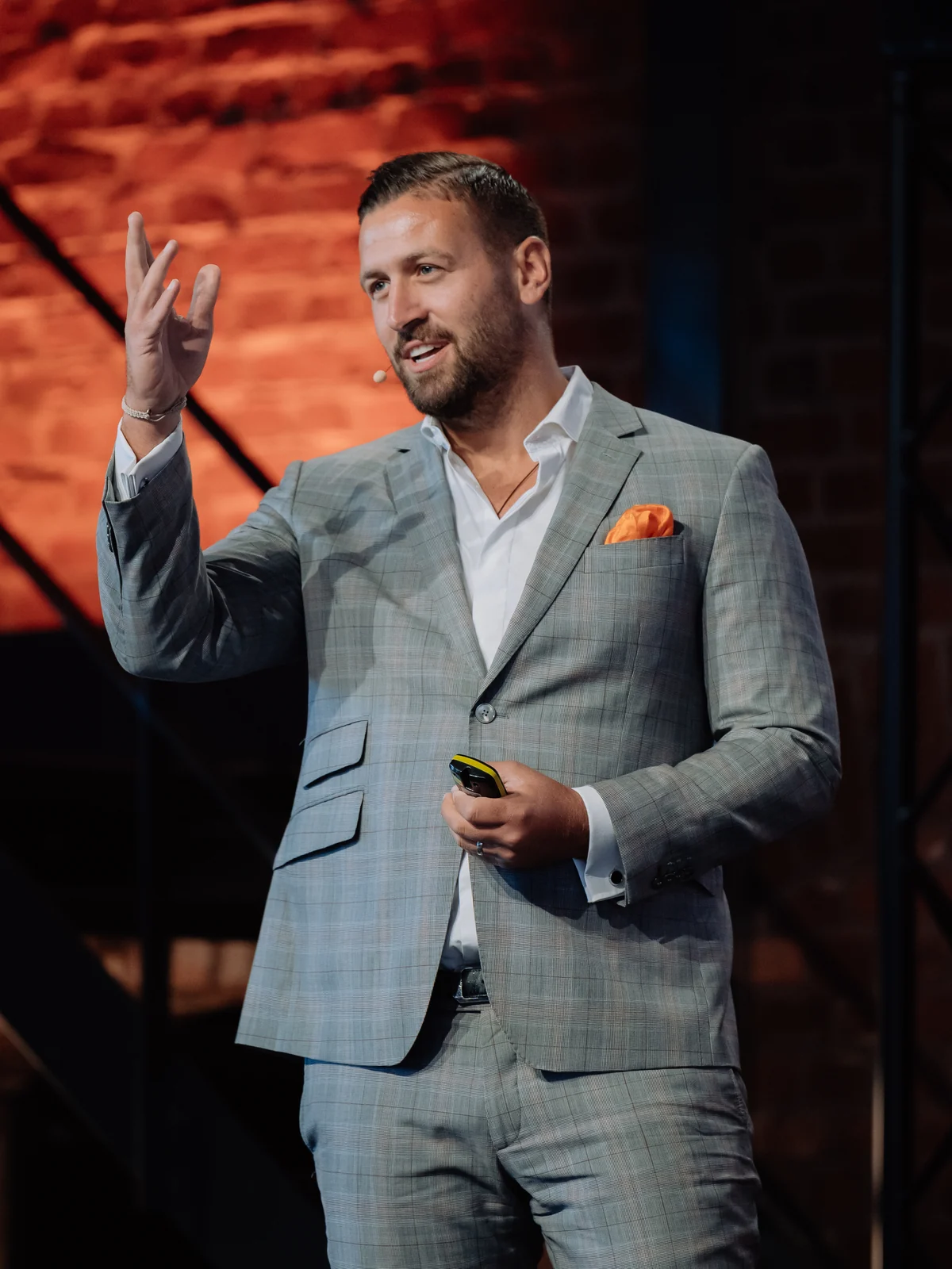 Marko Verkic, Gr&uuml;nder von PRIMODEUS Immobilien, als Speaker auf der B&uuml;hne