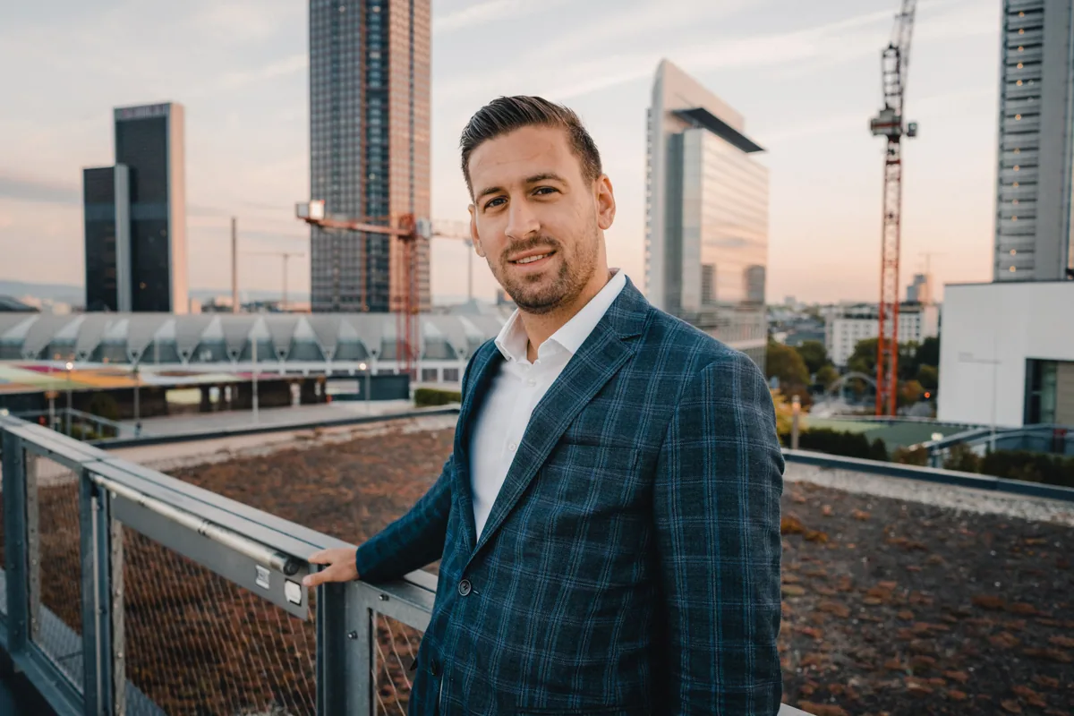 PRIMODEUS Immobilien vor der Frankfurter Skyline